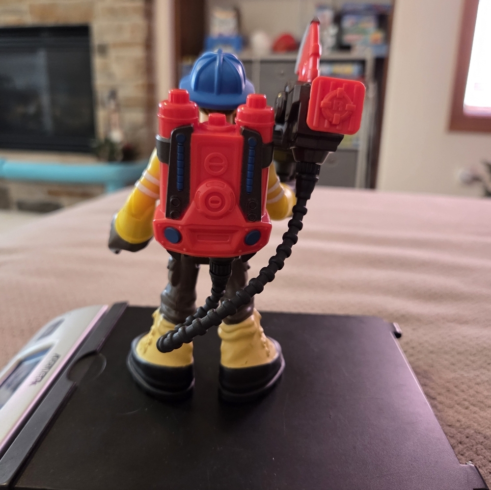 2018 mattel FORREST FUEGO Firefighter Fire Rescue RESCUE HEROES Fisher Price - Picture 4 of 13